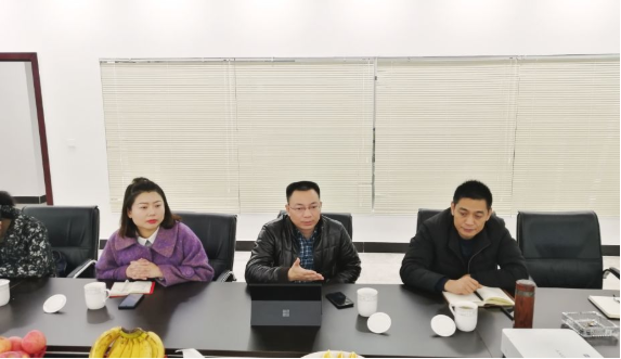 陪同政府園區(qū)對接考察聚合物鋰離子電池投資選址項目，明晰合作事宜，推進項目落實