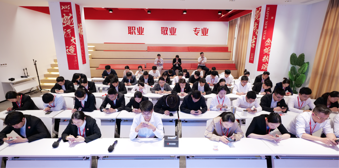上海東方龍商務(wù)集團(tuán)組織《招商知識(shí)及業(yè)務(wù)能力》測(cè)評(píng)考試，鍛造“精兵強(qiáng)將”招商隊(duì)伍！
